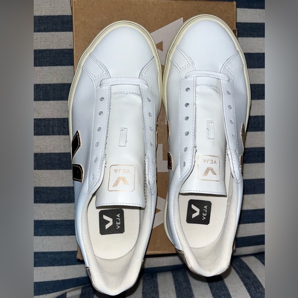 SOLD  Brand new Veja Esplar in white and gold leather. - Picture 5 of 7
